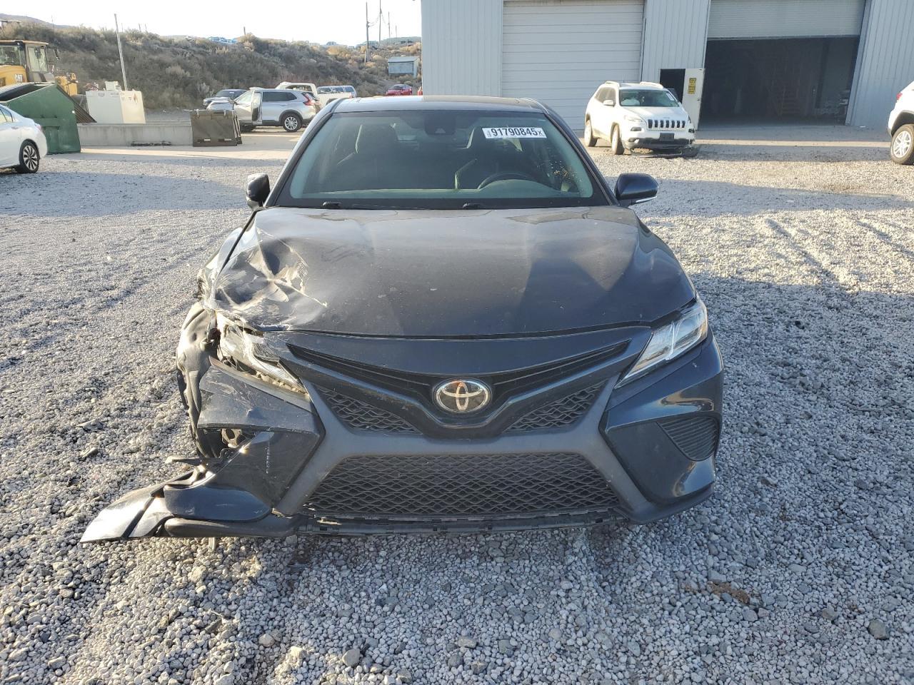 2020 Toyota Camry Se - Фото 5