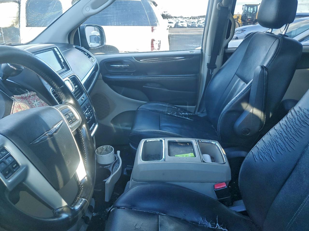 2013 Chrysler Town & Country Touring - Image 7