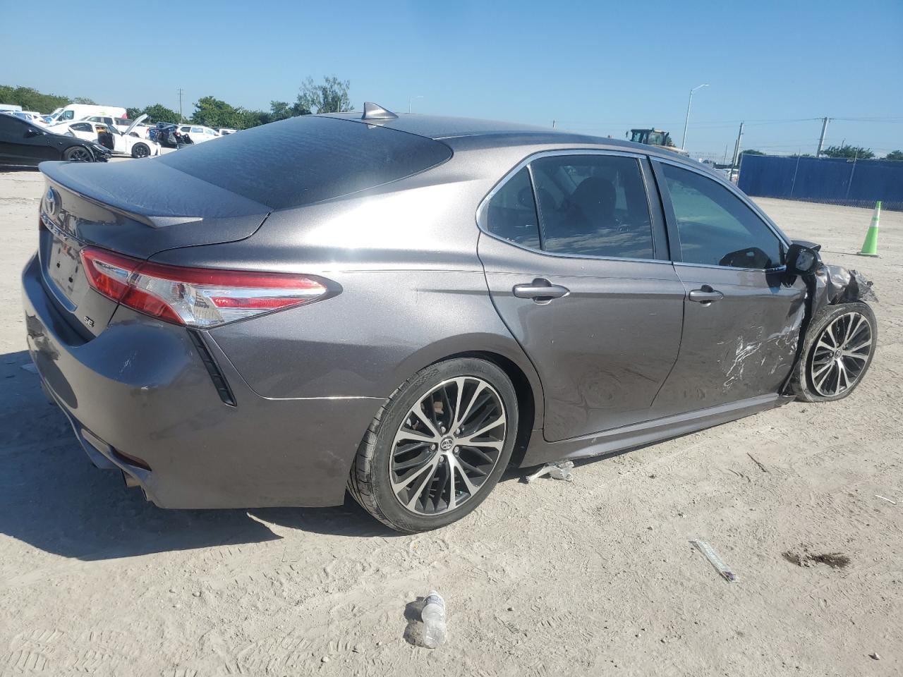 2020 Toyota Camry Se - Image 3