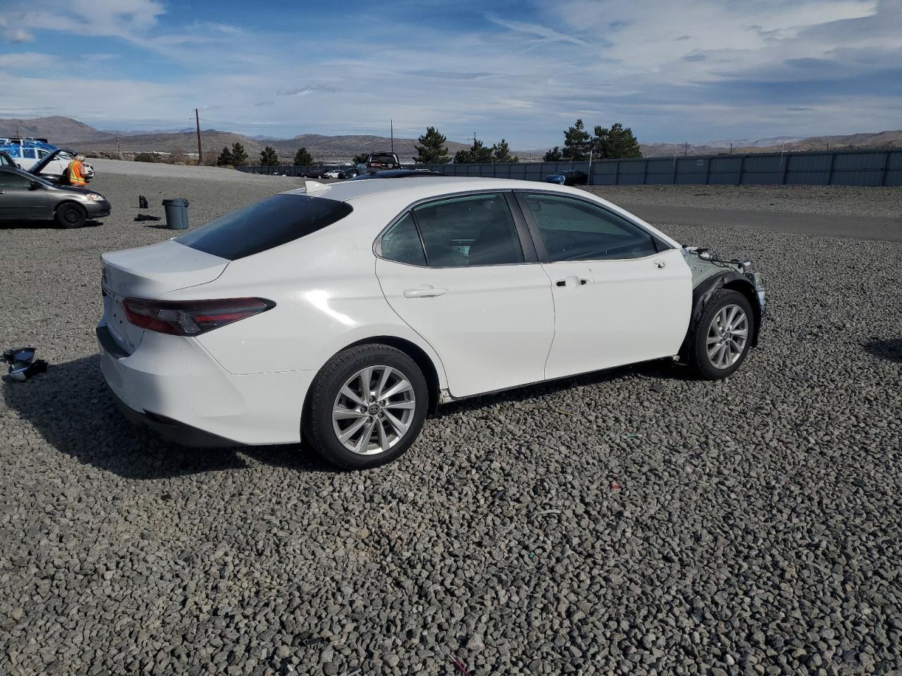 2023 Toyota Camry Le - Фото 3