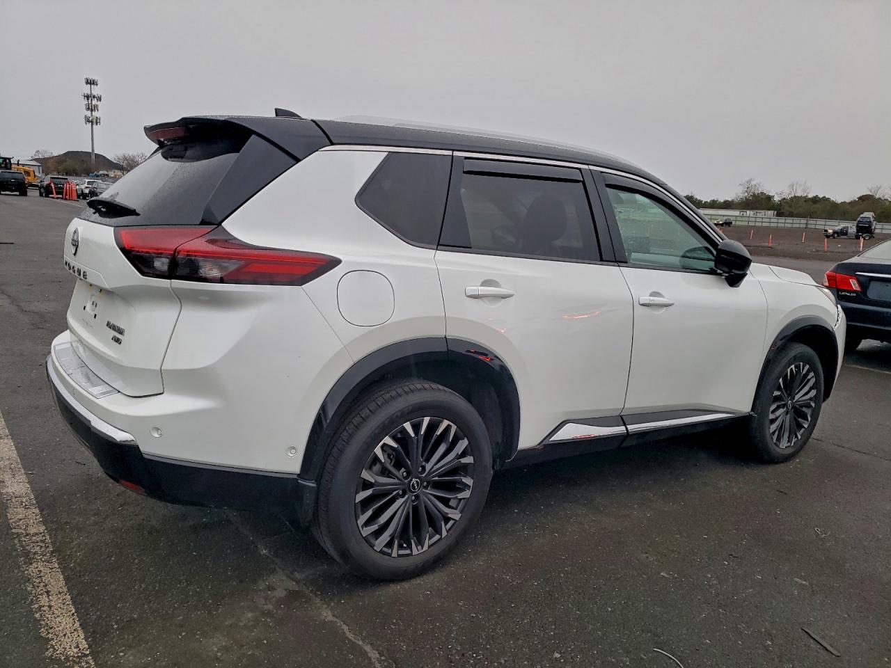 2024 Nissan Rogue Platinum - Image 3