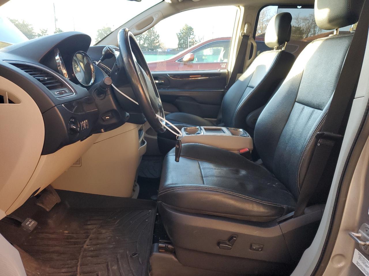 2013 Chrysler Town & Country Touring L - Фото 7