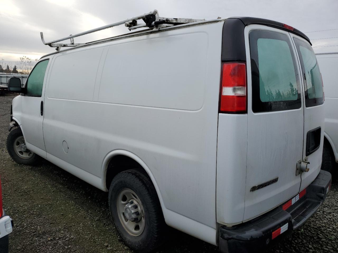 2017 Chevrolet Express - Фото 2
