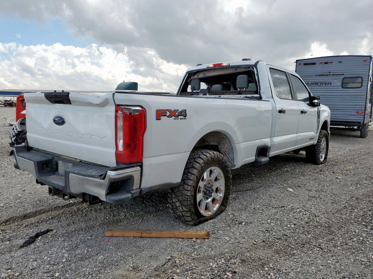 2023 Ford F250 Super Duty - Фото 3