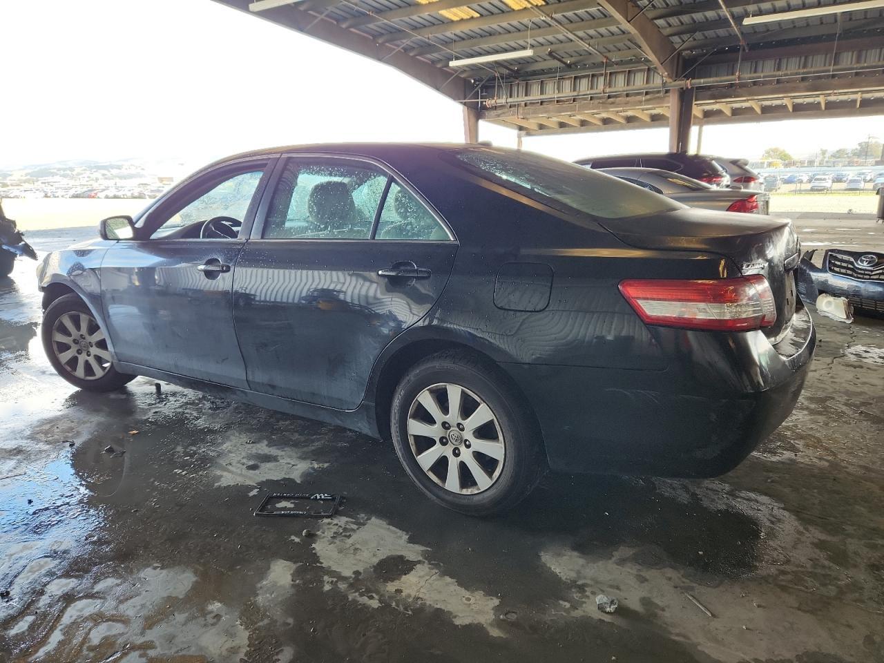 2011 Toyota Camry Base - Фото 2