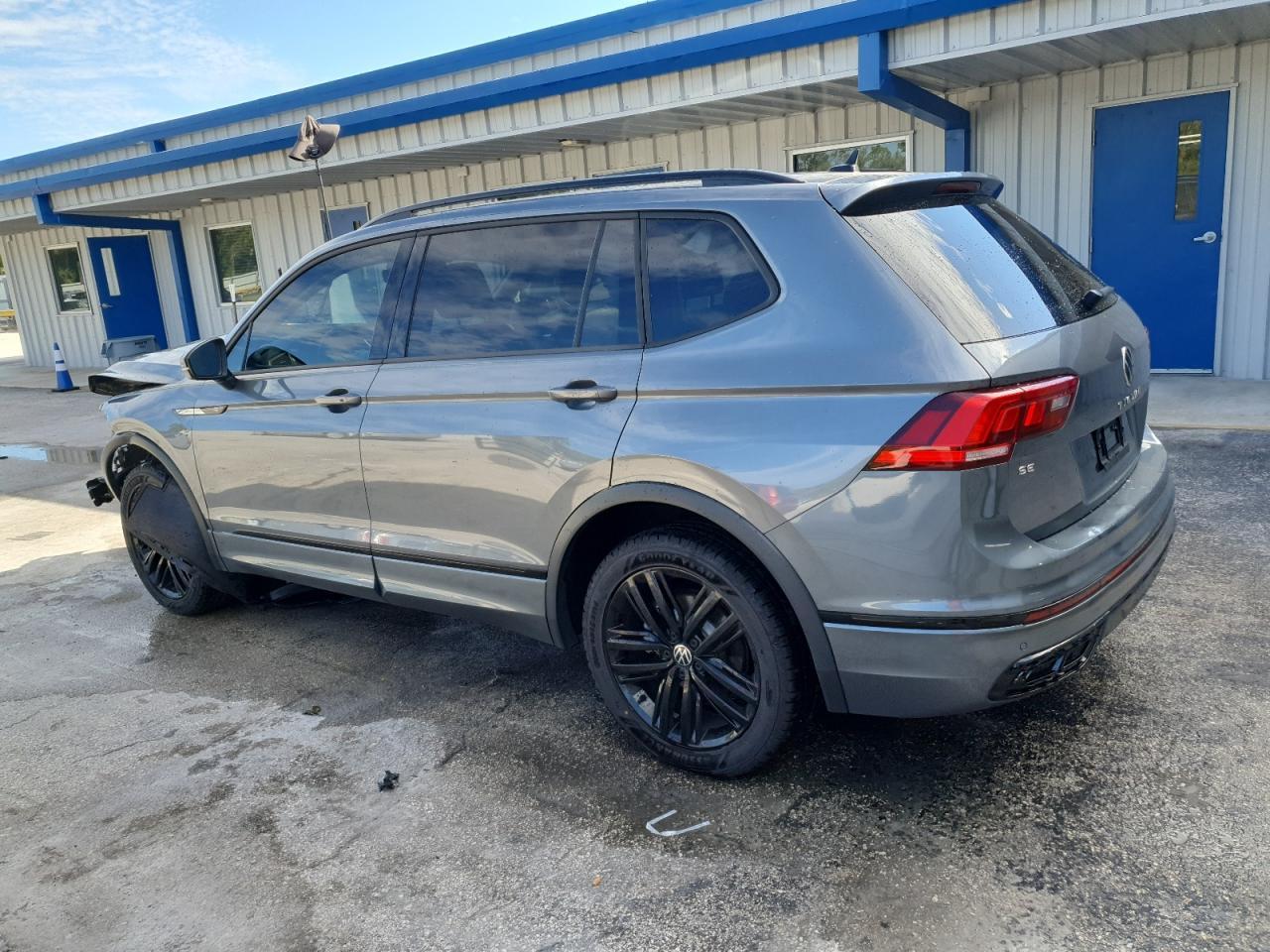 2022 Volkswagen Tiguan Se R-Line Black - Image 2