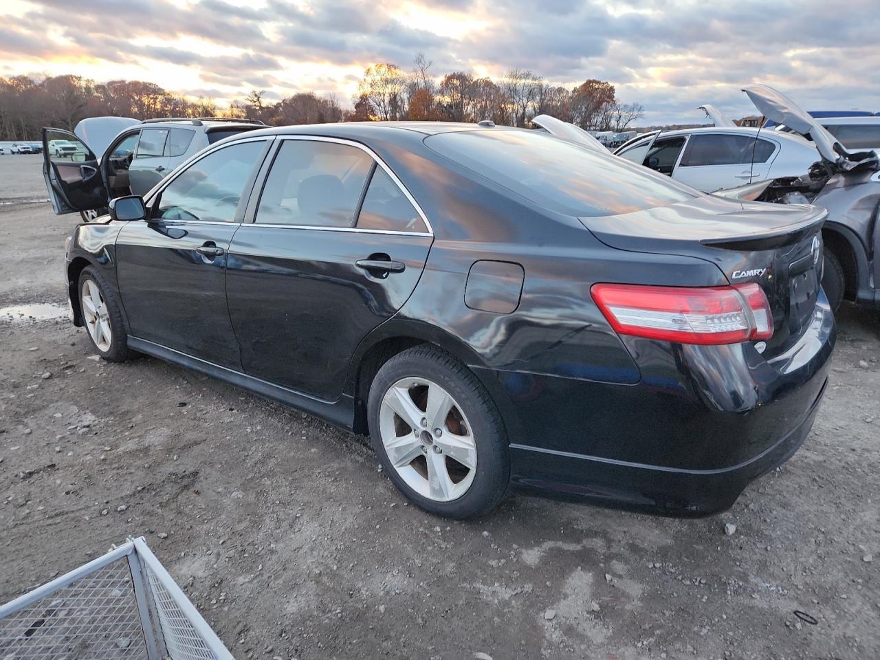 2011 Toyota Camry Base - Фото 2