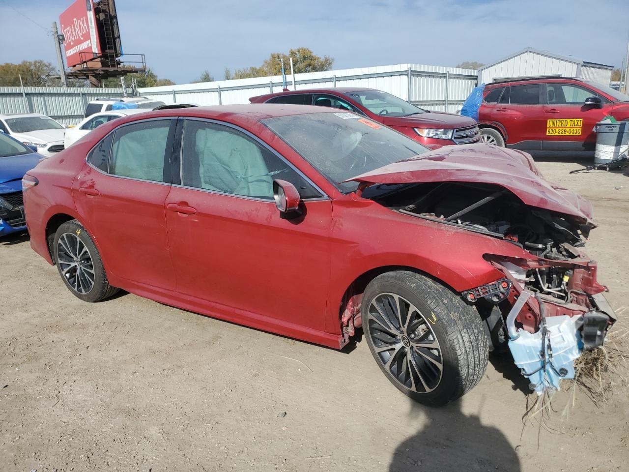 2020 Toyota Camry Se - Фото 4