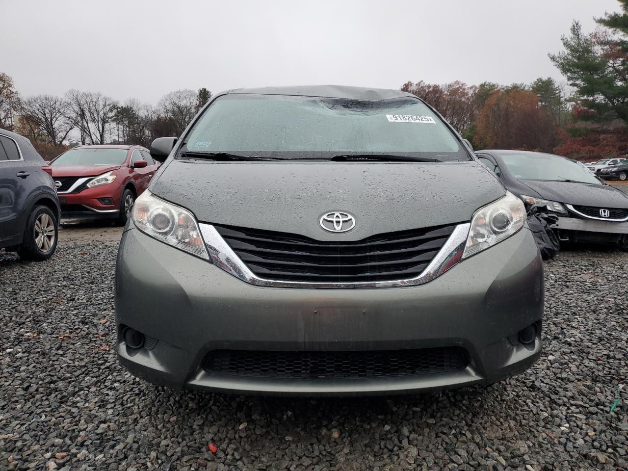 2014 Toyota Sienna Le 7-Passenger - Image 5