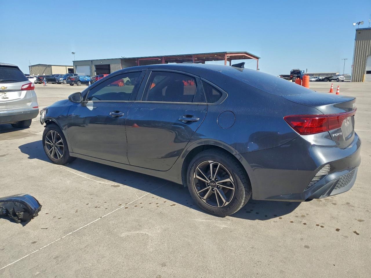 2022 Kia Forte Lxs - Image 2
