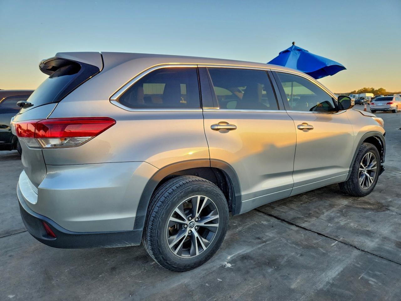2017 Toyota Highlander Le - Image 3