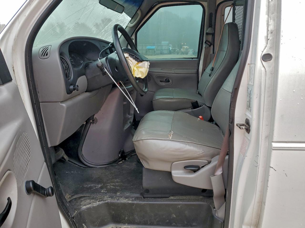 1999 Ford E250 Delivery Van - Фото 7