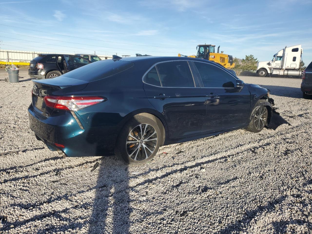 2020 Toyota Camry Se - Фото 3