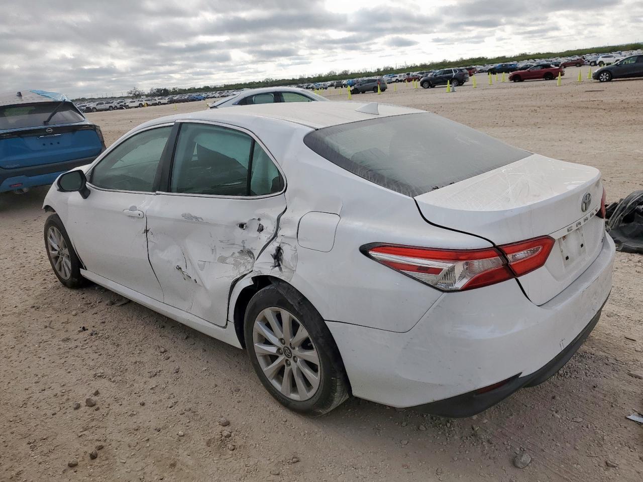 2019 Toyota Camry L - Фото 2