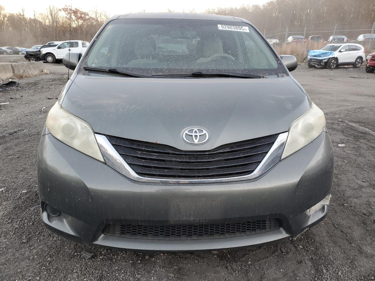 2013 Toyota Sienna - Фото 5