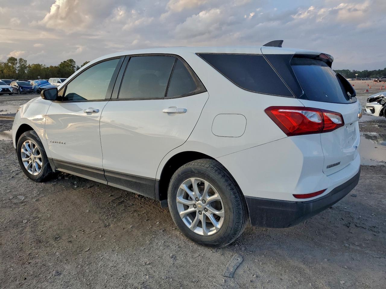 2019 Chevrolet Equinox Ls - Фото 2