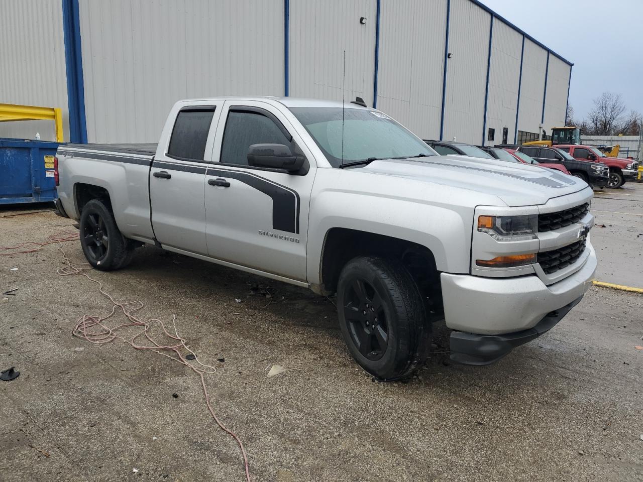 2017 Chevrolet Silverado K1500 Custom - Фото 4