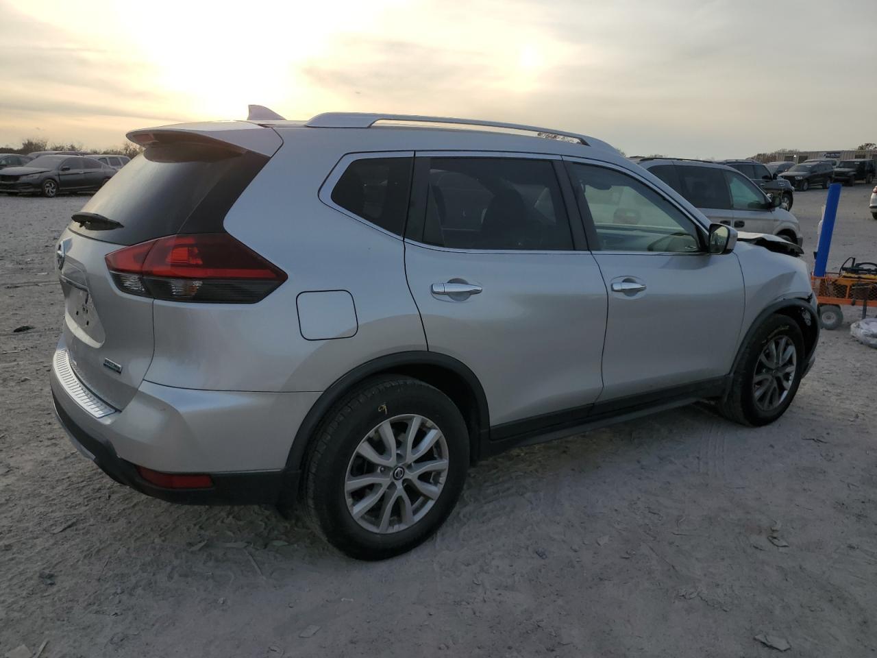 2020 Nissan Rogue S - Фото 3