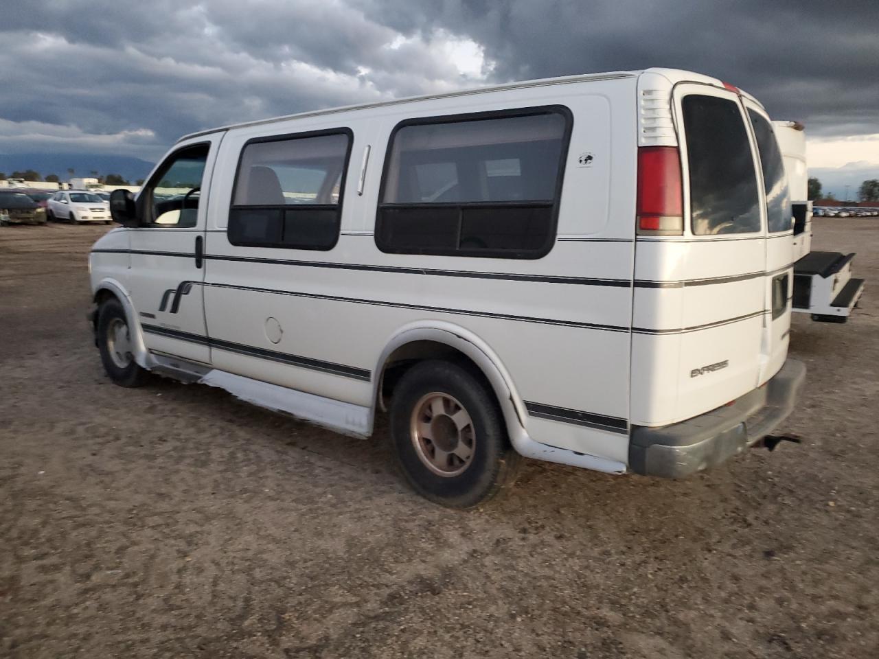 2000 Chevrolet Express G1500 - Фото 2