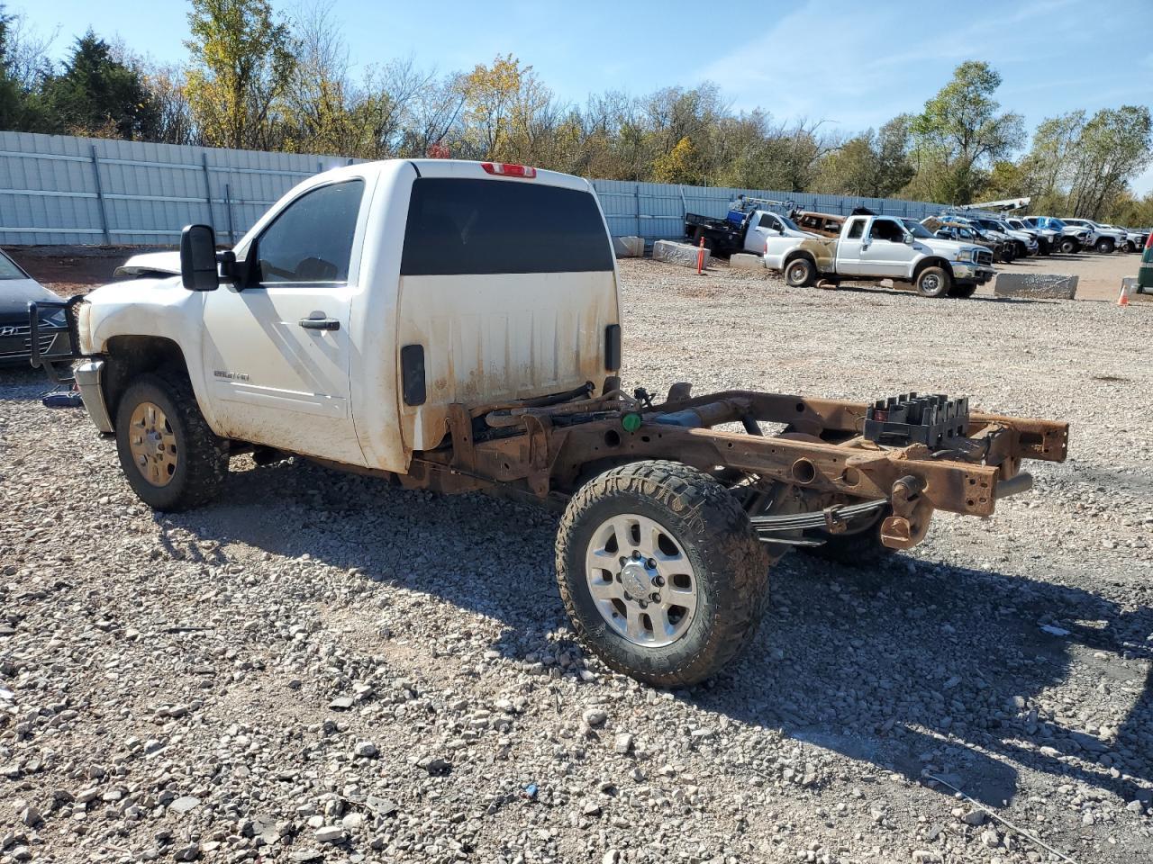 2014 Chevrolet 2500 - Image 2