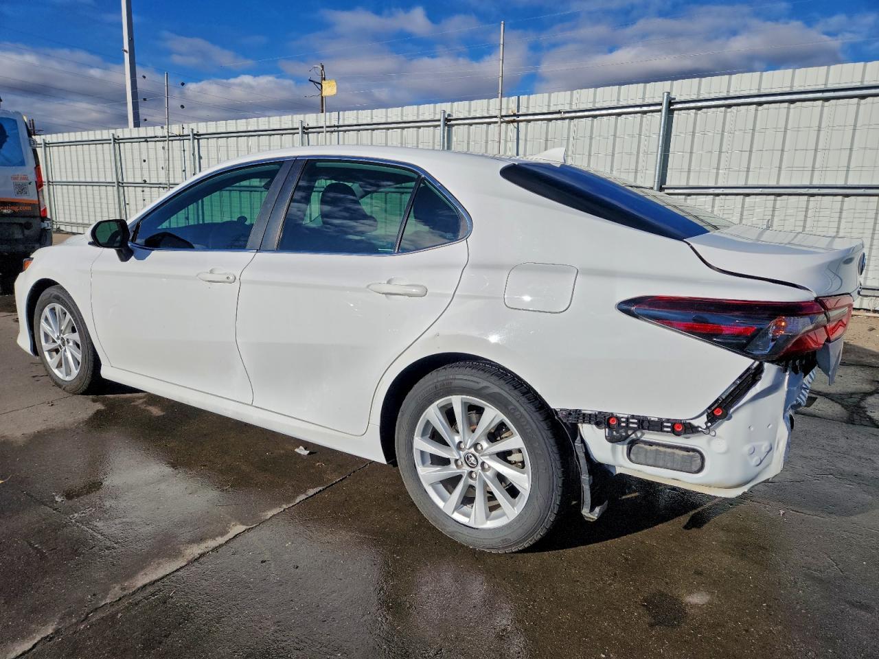 2022 Toyota Camry Le - Фото 2