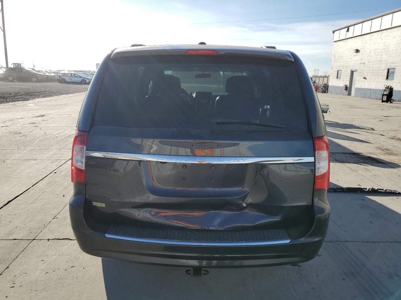 2014 Chrysler Town & Country Touring L - Image 6