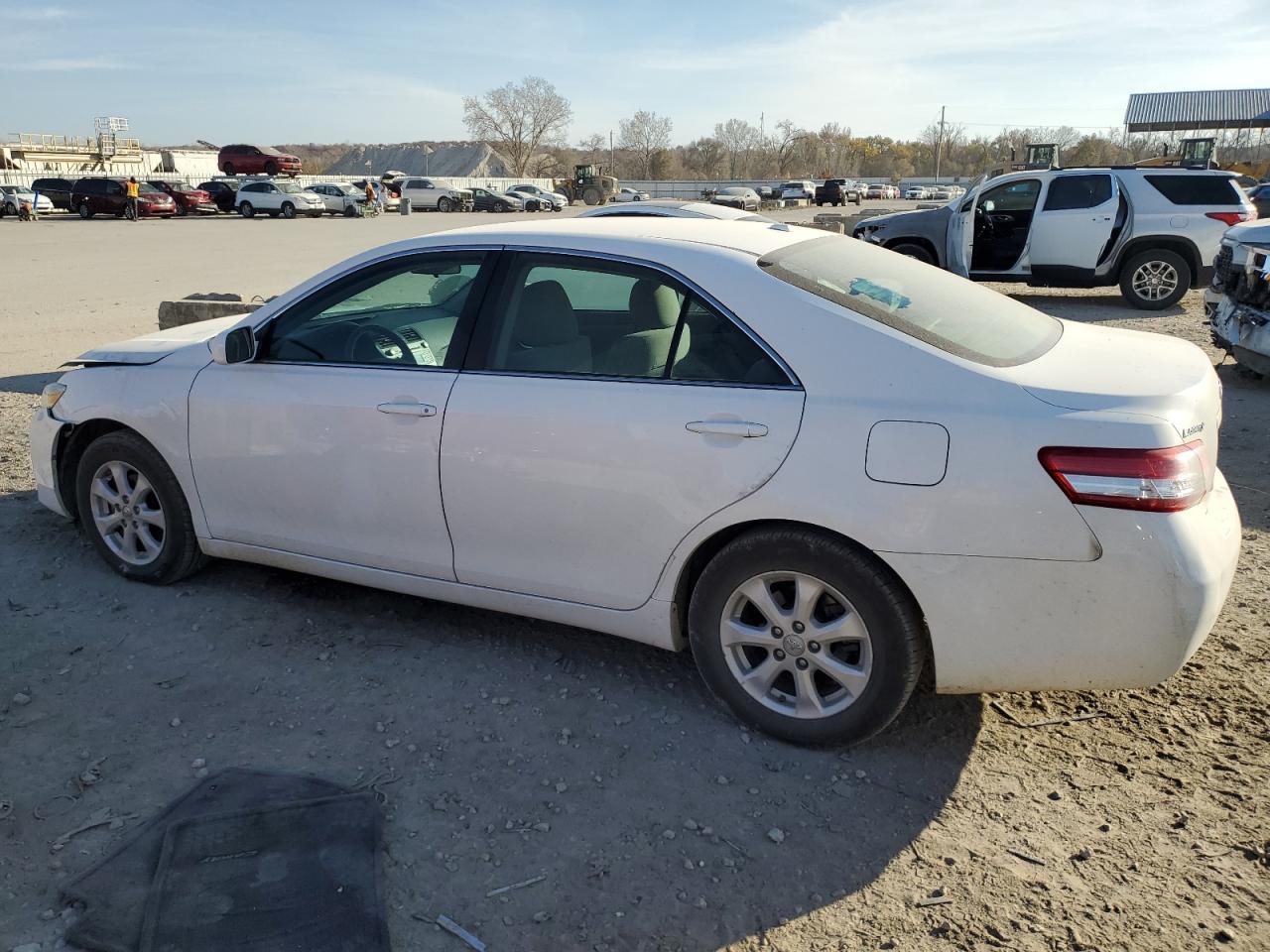 2011 Toyota Camry Base - Фото 2