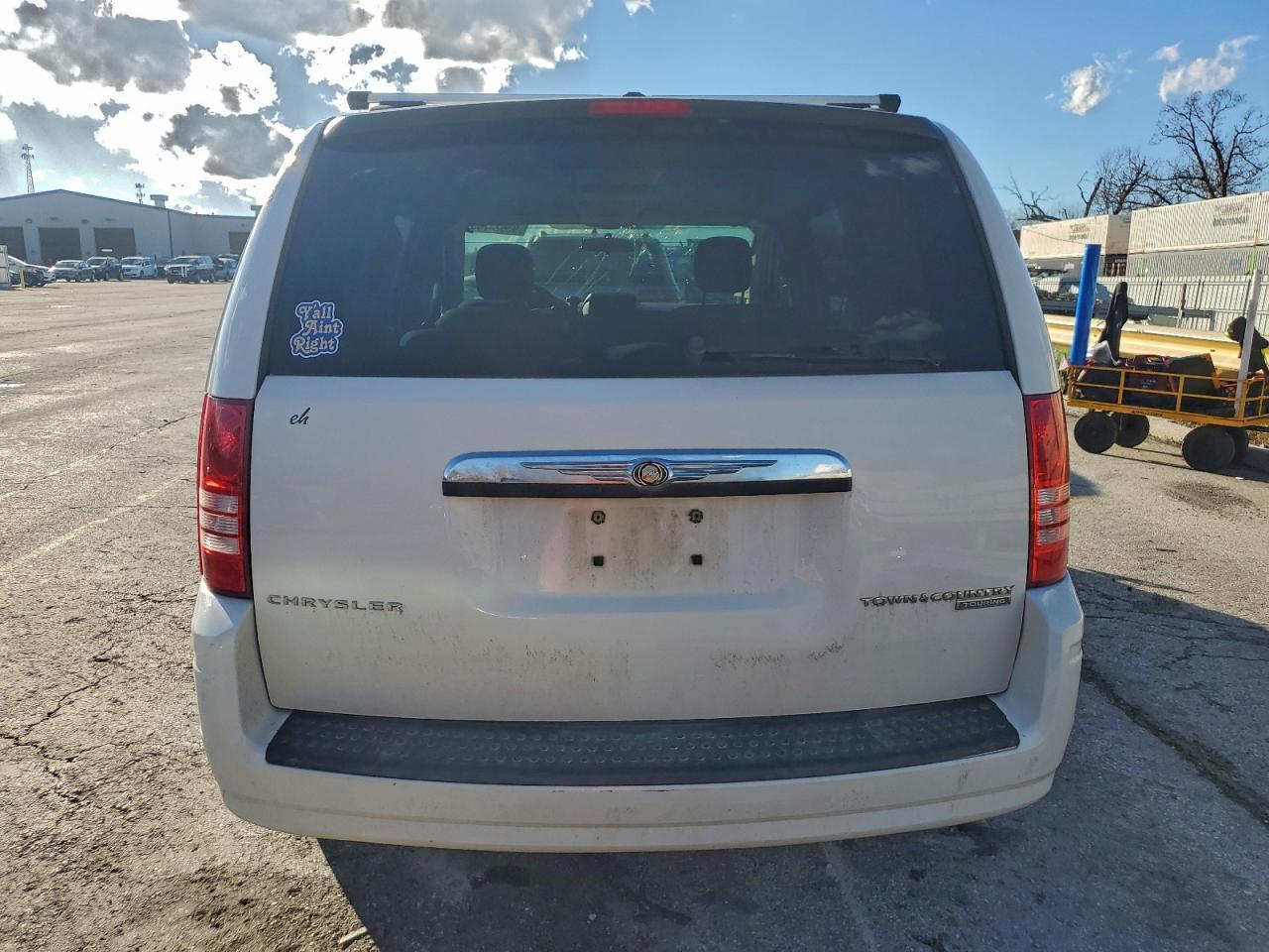 2010 Chrysler Town & Country Touring - Фото 6