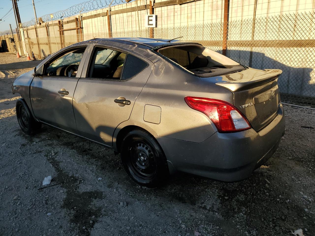 2016 Nissan Versa S - Фото 2