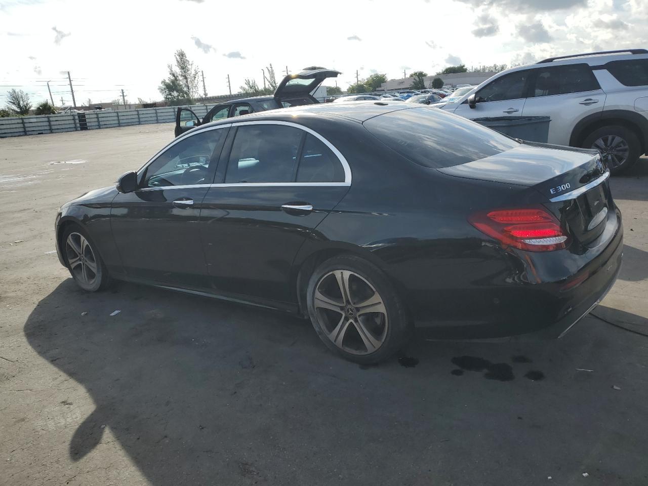 2018 Mercedes-Benz E 300 - Фото 2