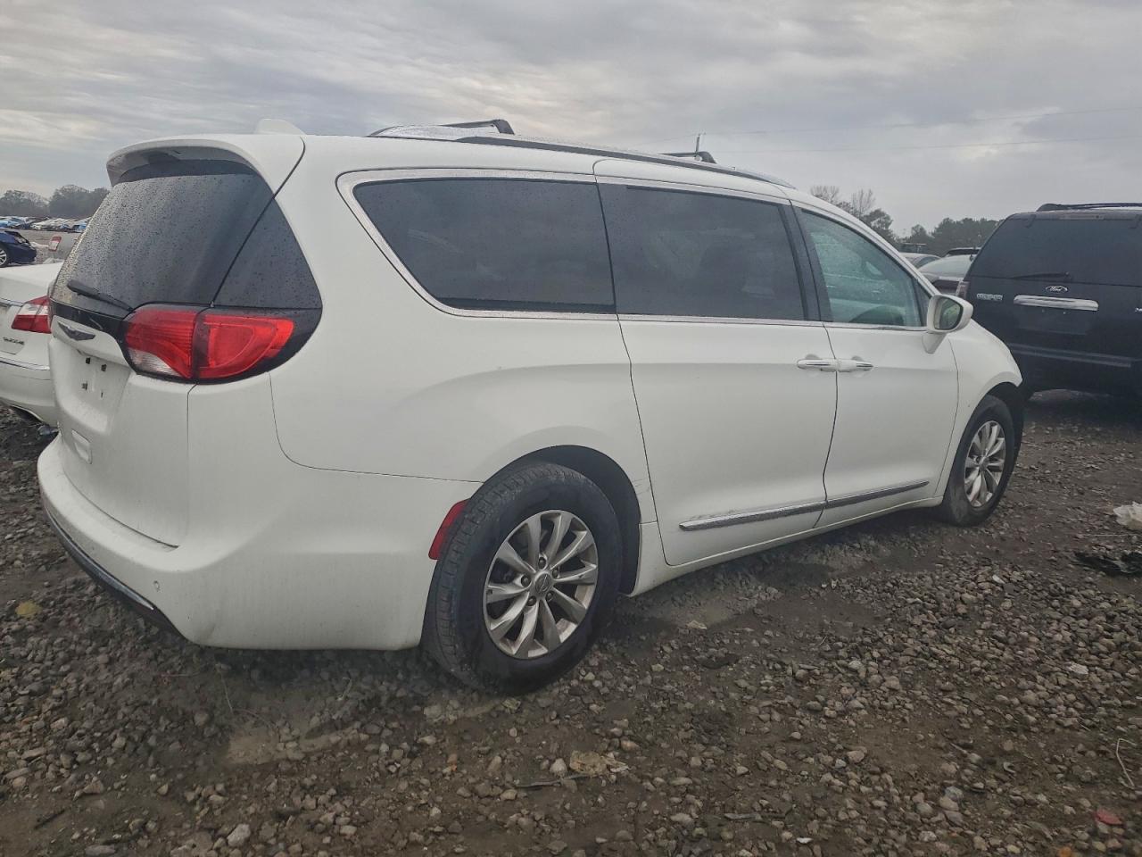 2019 Chrysler Pacifica Touring L - Image 3