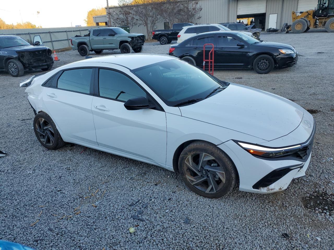 2025 Hyundai Elantra Sel Sport - Image 4
