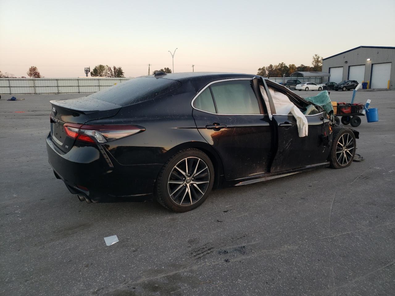 2022 Toyota Camry Se - Фото 3