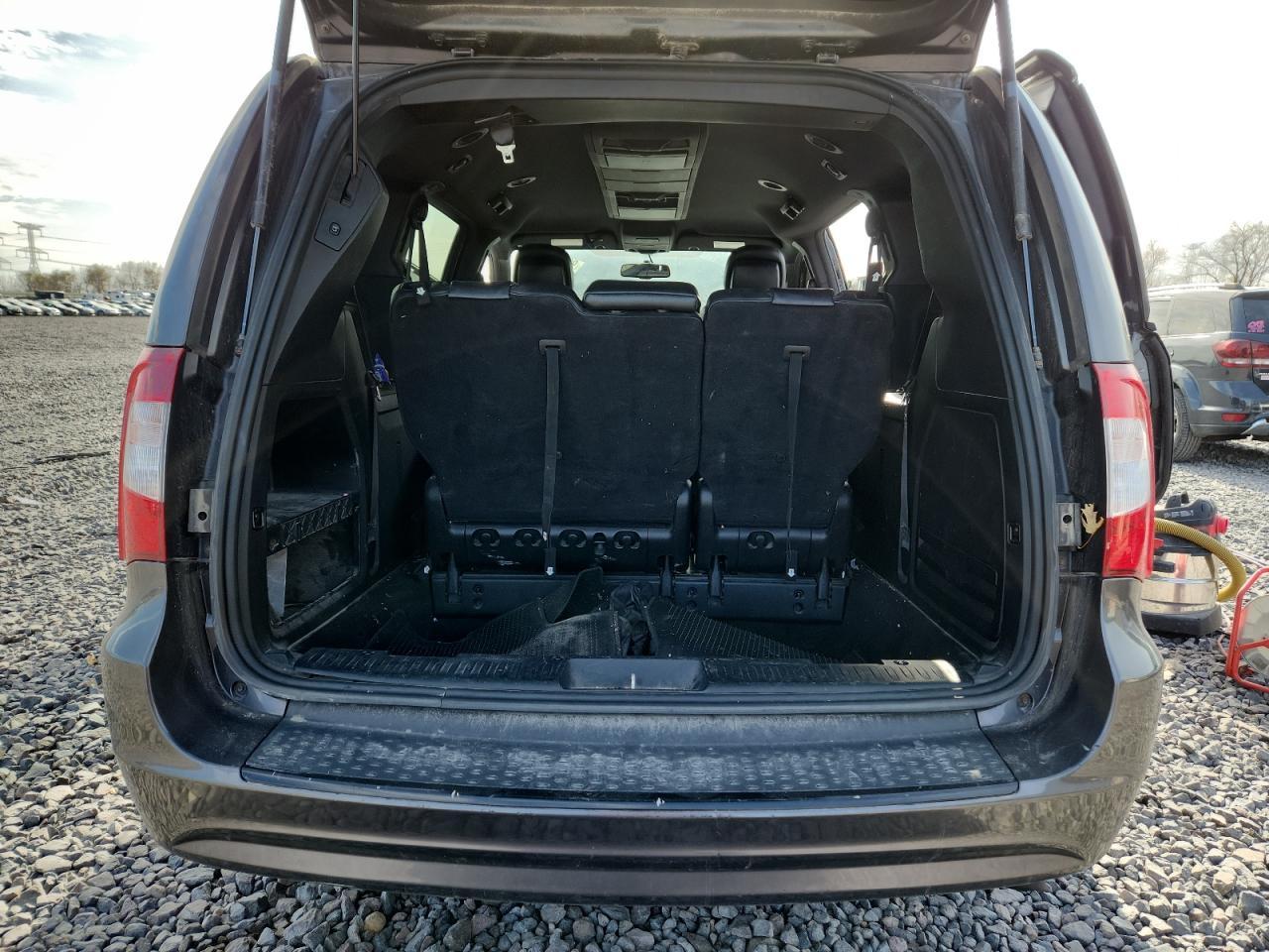 2015 Chrysler Town & Country S - Фото 6