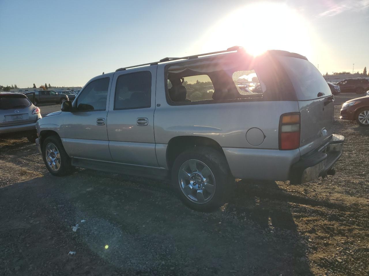 2006 Chevrolet Suburban C1500 - Image 2