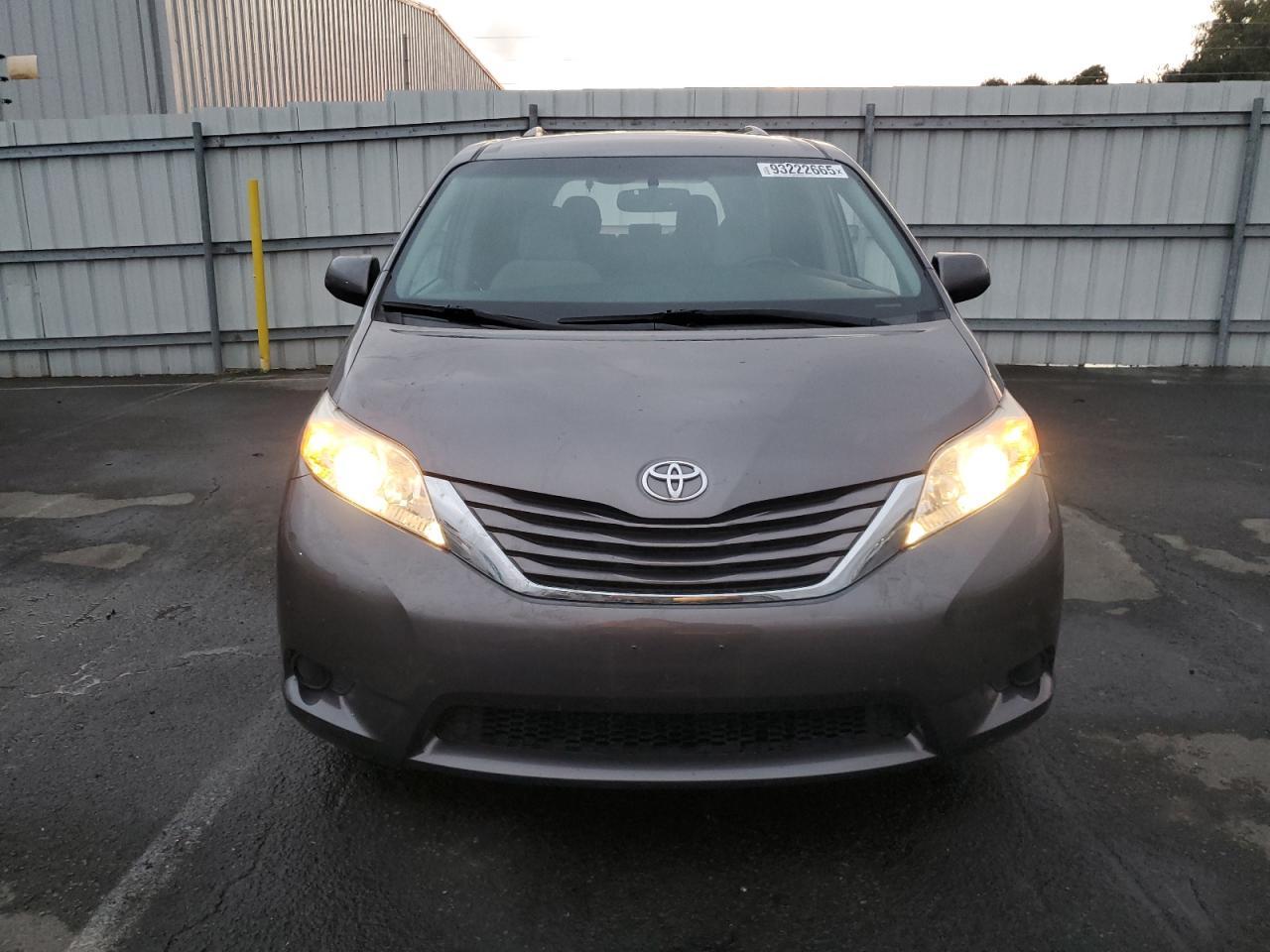 2017 Toyota Sienna Le - Image 5
