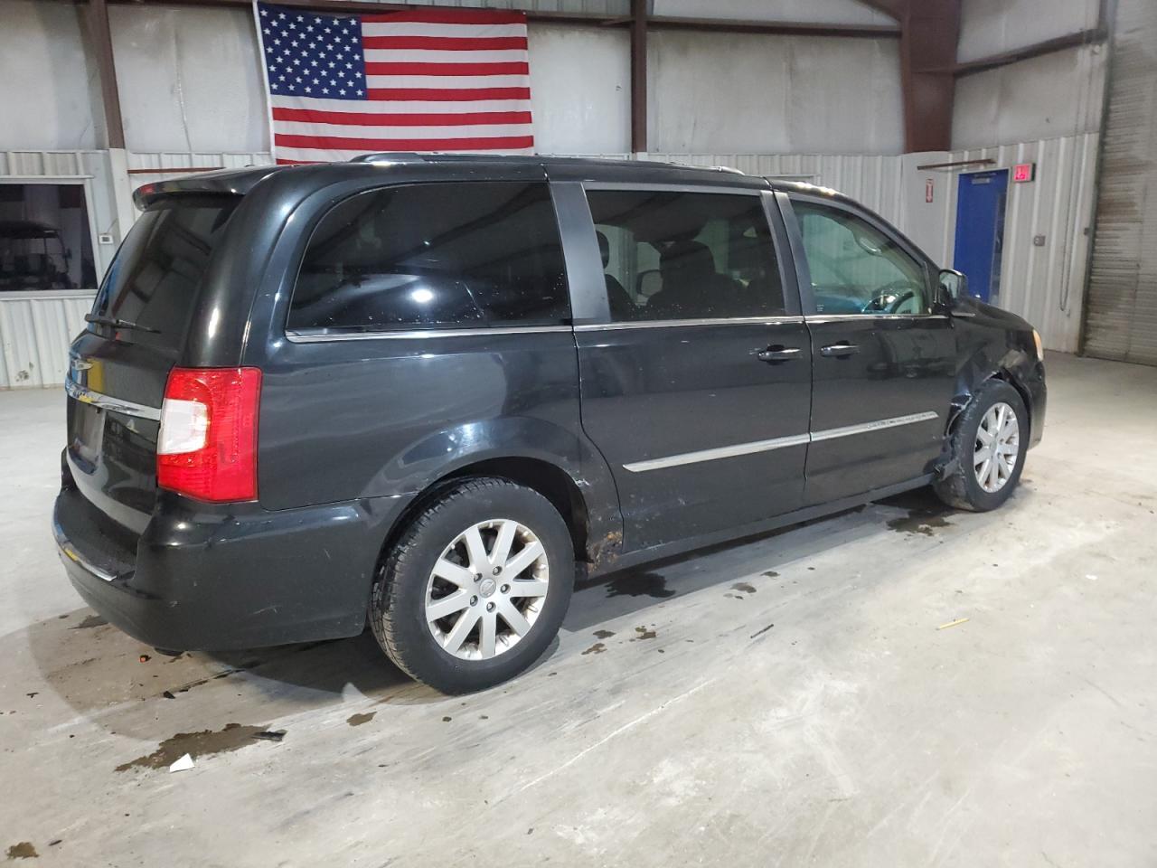 2013 Chrysler Town & Country Touring - Фото 3