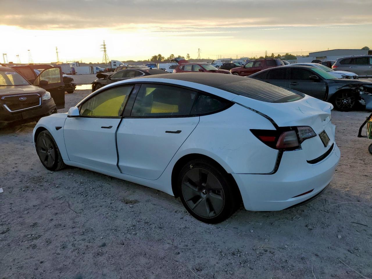 2023 Tesla Model 3 - Фото 2