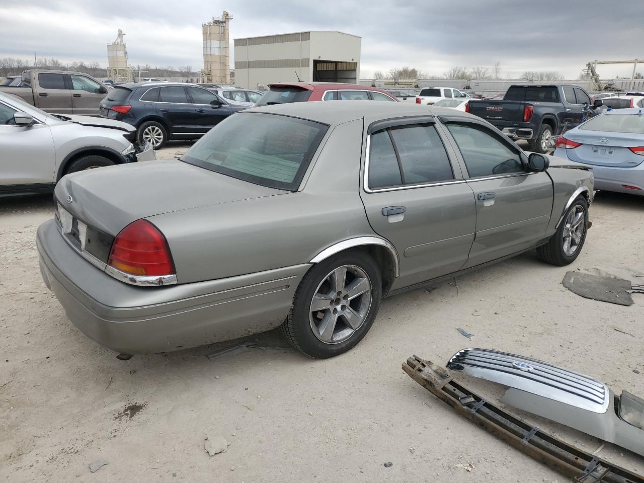 2001 Ford Crown Victoria S - Фото 3