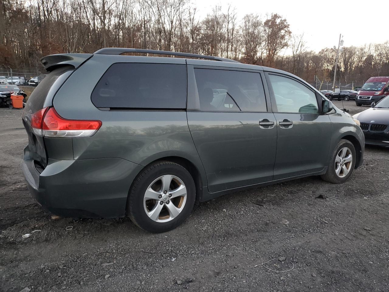 2013 Toyota Sienna - Фото 3