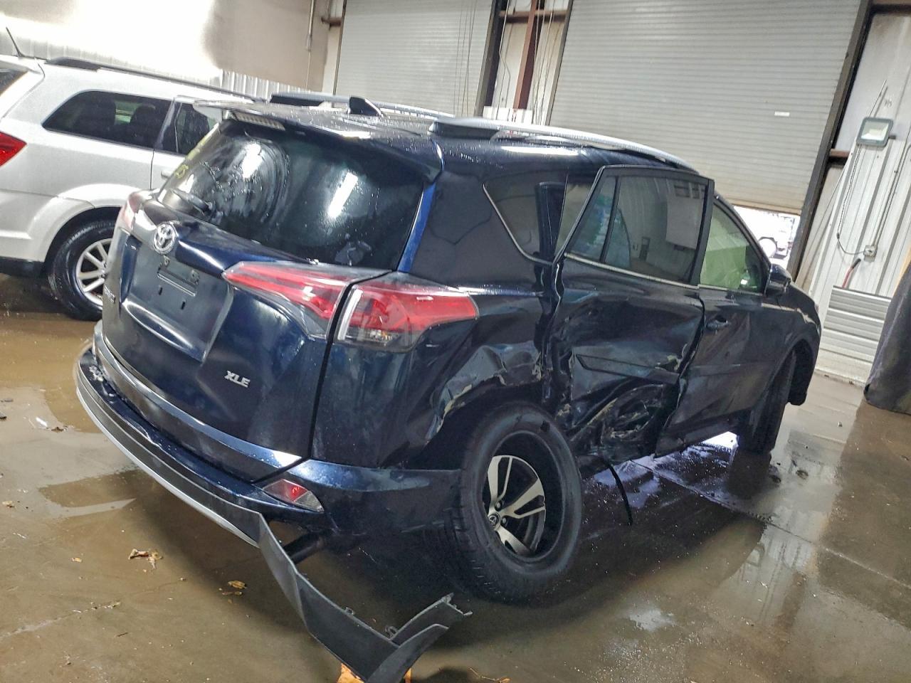 2017 Toyota Rav4 Xle - Image 3