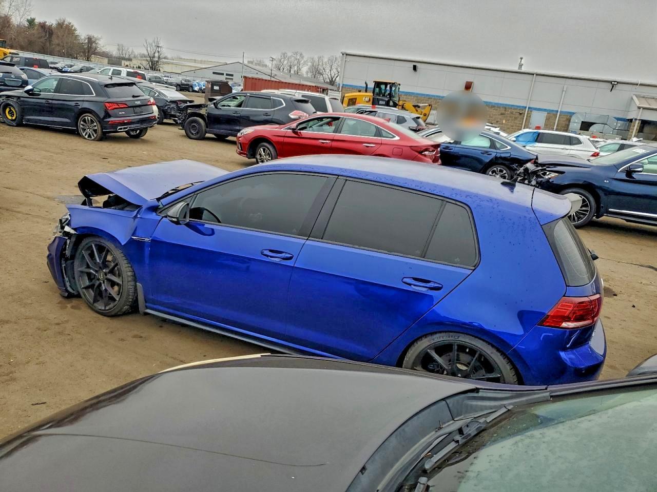 2019 Volkswagen Golf R - Image 2