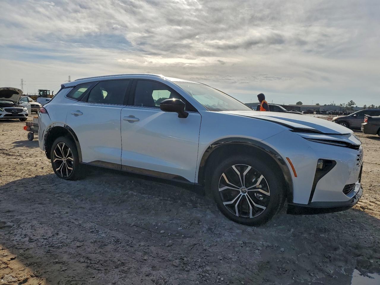 2025 Toyota Crown Signia Xle - Фото 4