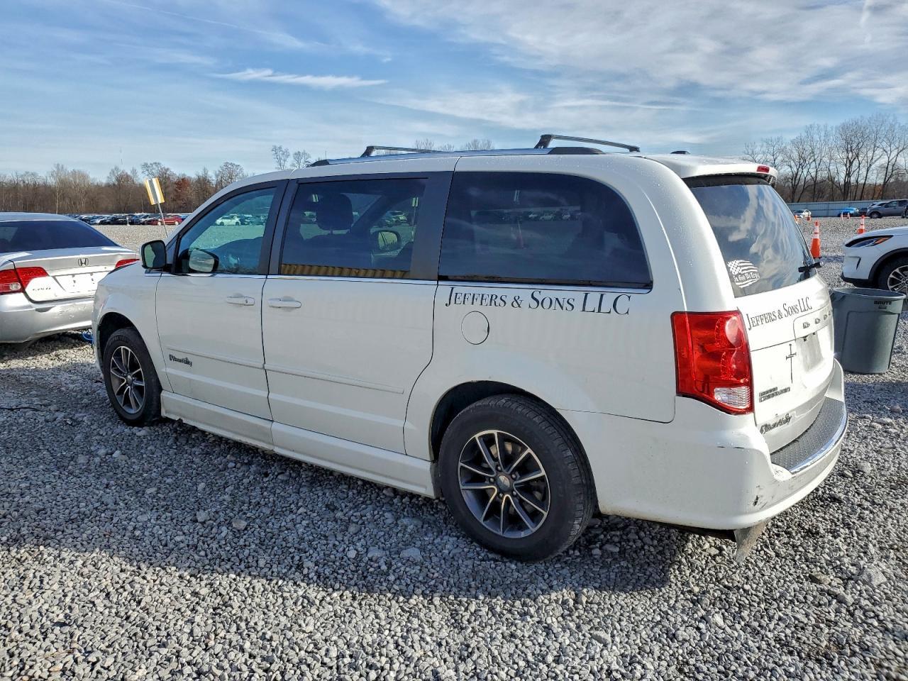2017 Dodge Grand Caravan Sxt - Фото 2