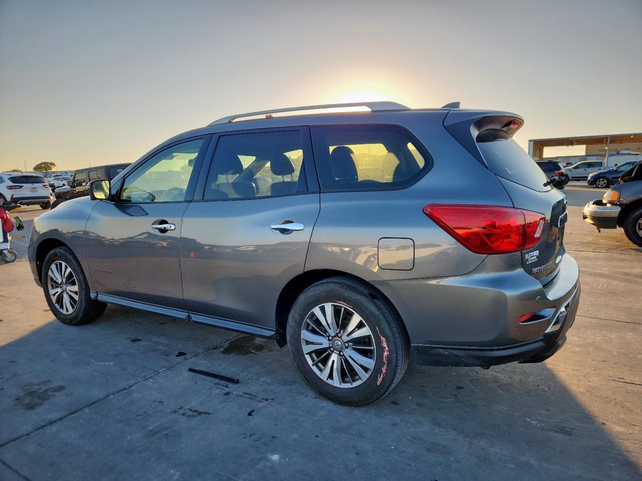 2019 Nissan Pathfinder S - Фото 2