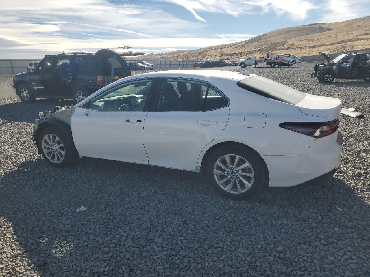 2023 Toyota Camry Le - Фото 2