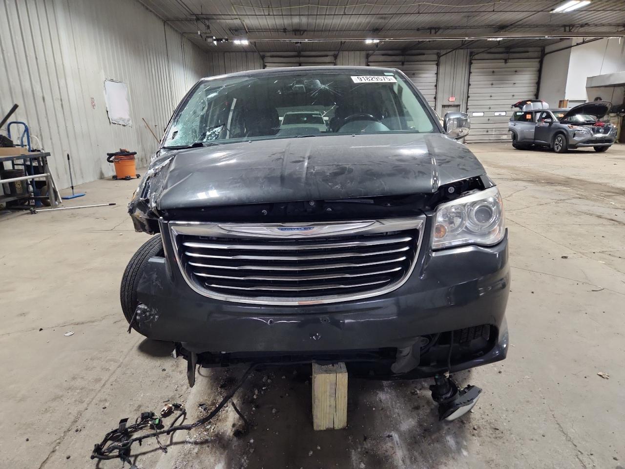 2012 Chrysler Town & Country Limited - Фото 5