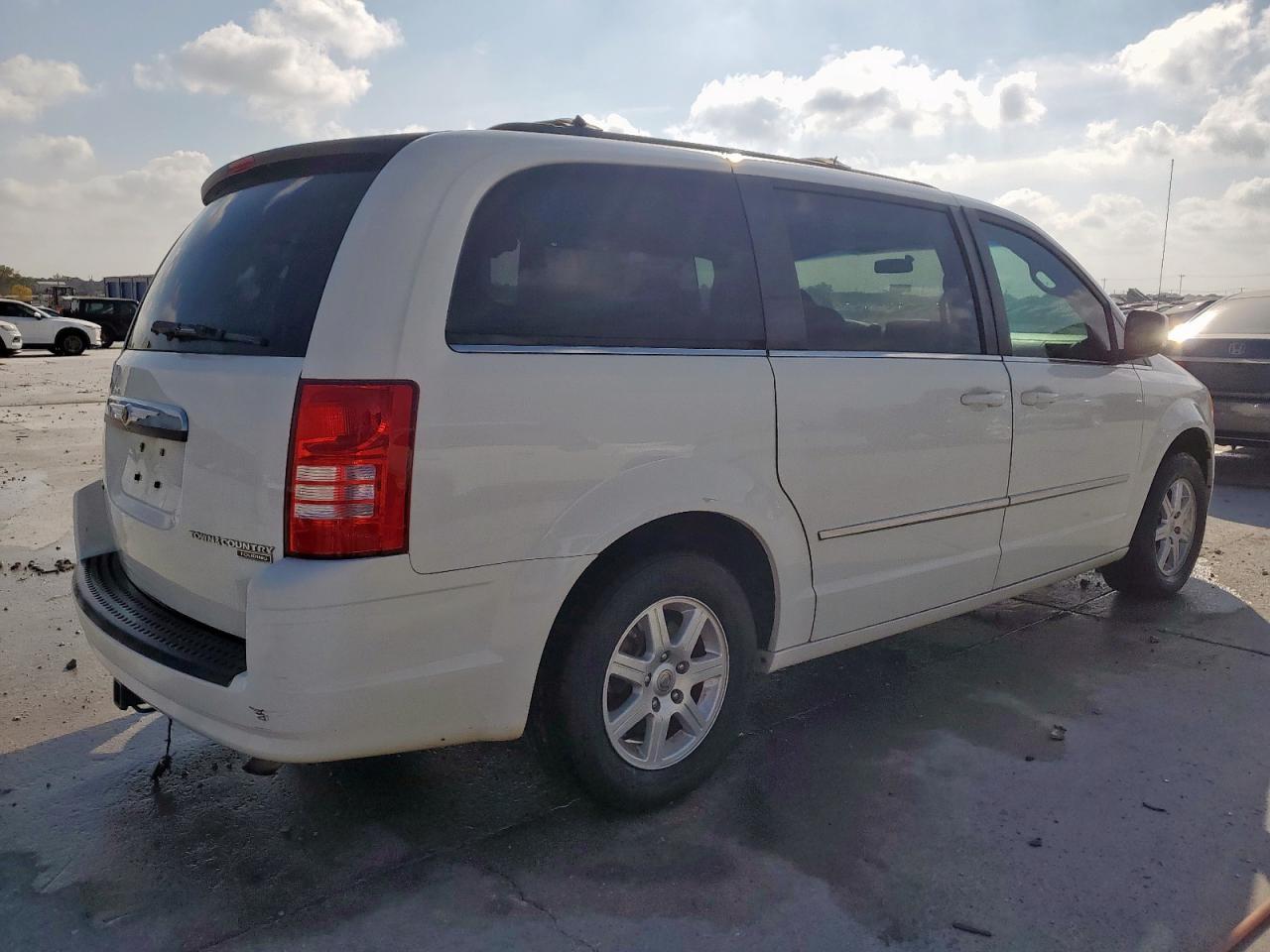 2010 Chrysler Town & Country Touring - Фото 3