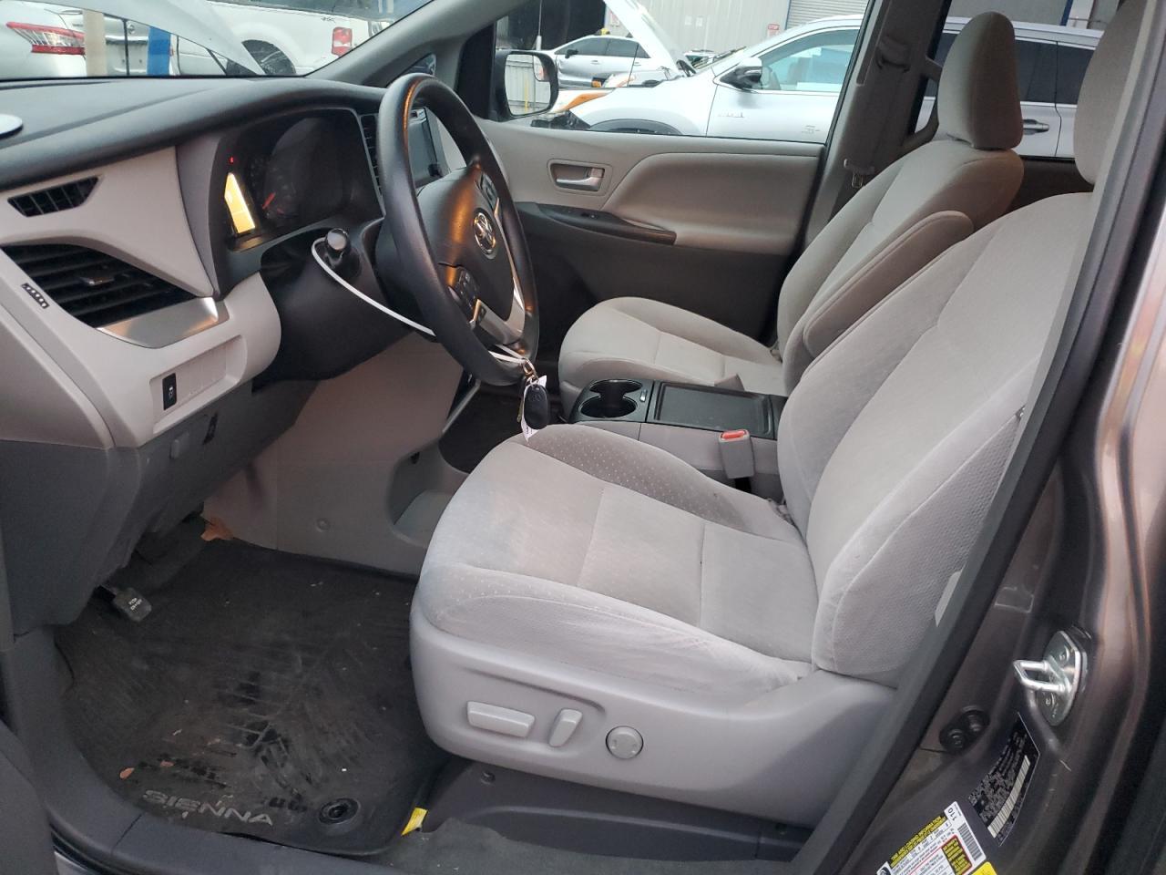 2017 Toyota Sienna Le - Image 7
