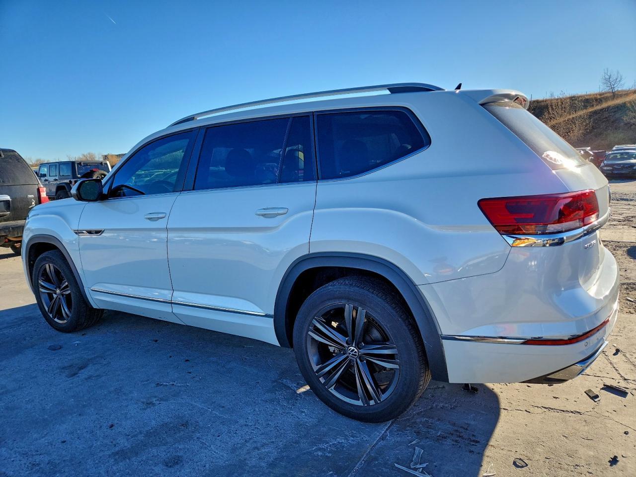 2022 Volkswagen Atlas Sel R-Line - Image 2
